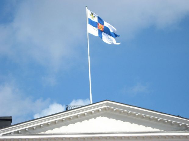 Suomijos vėliava virš Prezidentūros Helsinkyje. Wikipedia.org nuotr.