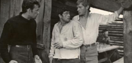 Regimantas  Adomaitis (kairėje), Donatas Banionis ir Juozas Budraitis (dešinėje) filme „Niekas nenorėjo mirti“. 1966 m. R. Adomaičio asm. archyvo nuotr.