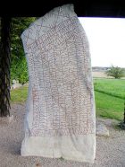 IX a. Rök'o runų akmuo Švedijoje. Wikipedia.org nuotr.